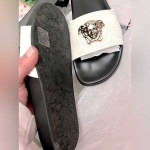 VERSACE PALAZZO POOL SLIDES🏖️👙🌊☀️Guaranteed Auth. FREE Ship US Ladies size 9